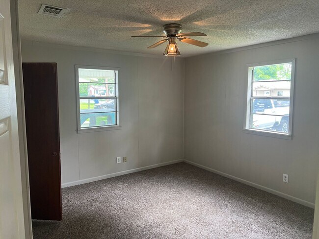 Building Photo - 2 Bed 1 Bath Home