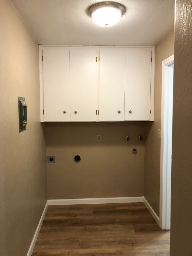 Building Photo - Nicely Remodeled 2 Bedroom 1 bath in NW Corvallis W/Storage Shed