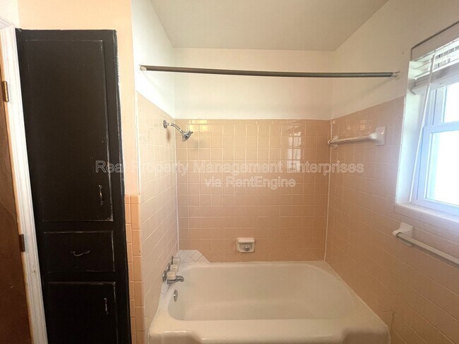 Building Photo - 1817 Hardy Dr