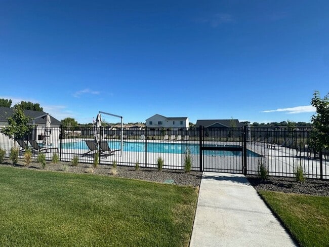 Building Photo - Beautiful 1 year old home available now!