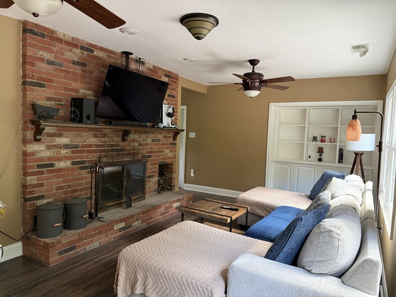 Family Room - 7413 Skyline Dr