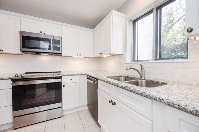 Building Photo - 5005 Georgi Ln