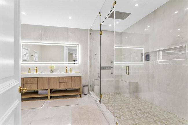 Building Photo - 319 S Riverside Dr