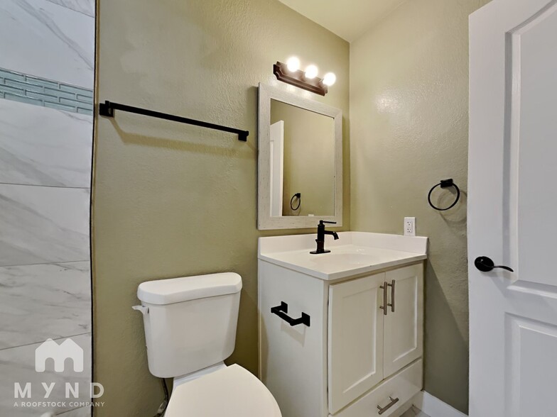 Building Photo - 548 E Royal Palms Dr