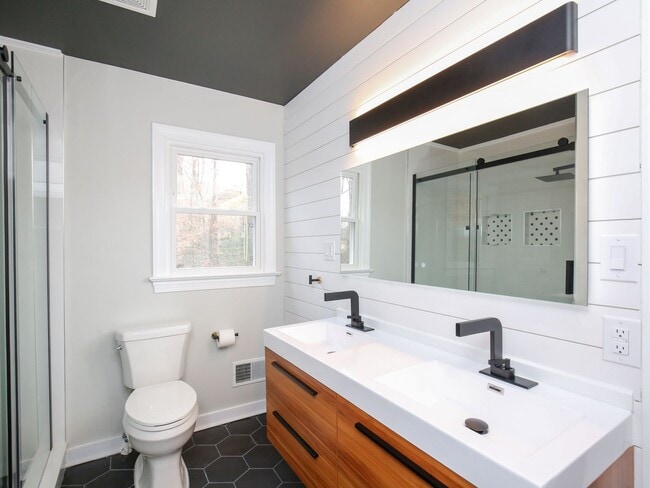 Building Photo - 4 Bed | 2 Bath House in Raleigh