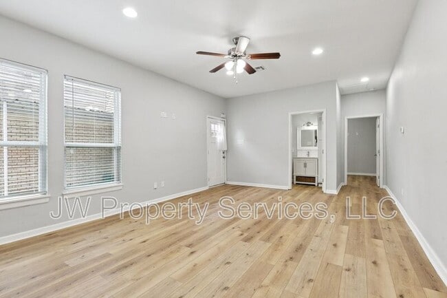 Building Photo - 3701 Derbigny St