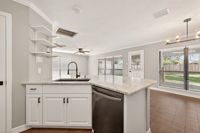 Building Photo - 1720 Old Creek Dr