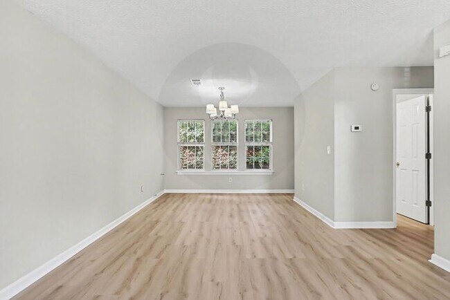 Building Photo - 4BR/2.5BA Home Conveniently Located Off Jimmy Carter Blvd!