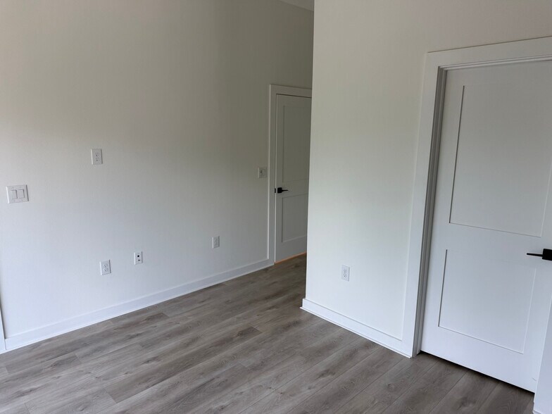 Building Photo - Room in Apartment on Riverside Farms Rd