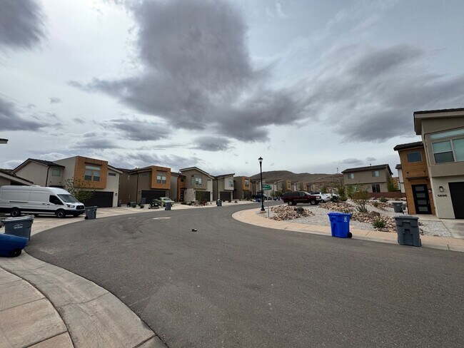 Building Photo - Beautiful 3 bed 2.5 bath Home!