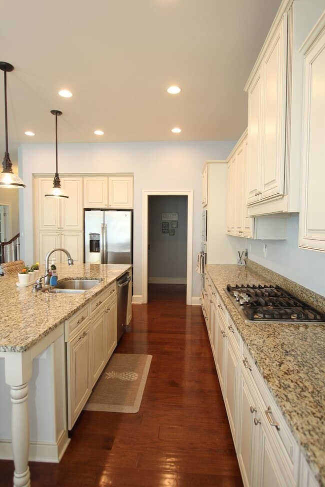 Building Photo - Beautiful Furnished Home Close to Bethany ...
