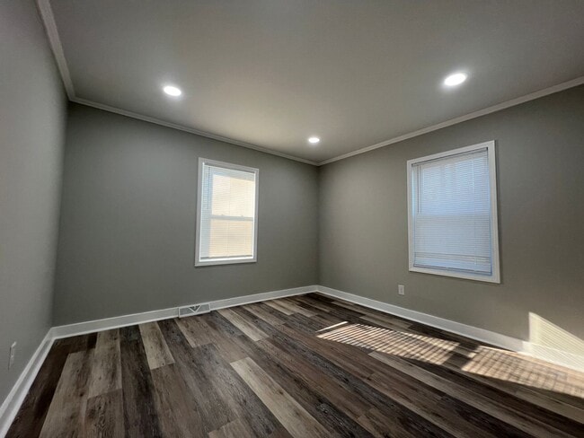 Building Photo - MOVE-IN READY! *HOLIDAY MOVE-IN SPECIAL $500 off the first full months rent if lease signed by 1/...