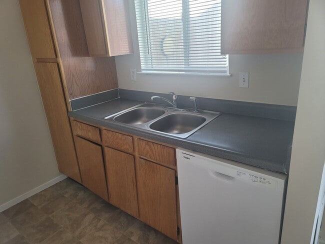 Building Photo - 3 Bedroom Town Home in Magna