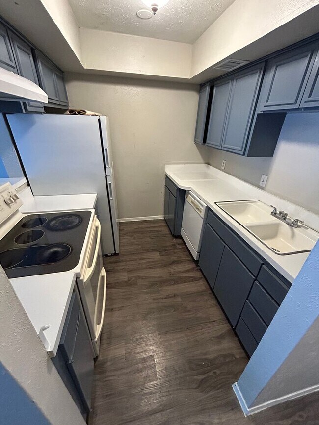 Building Photo - Discover the home and live like royalty!