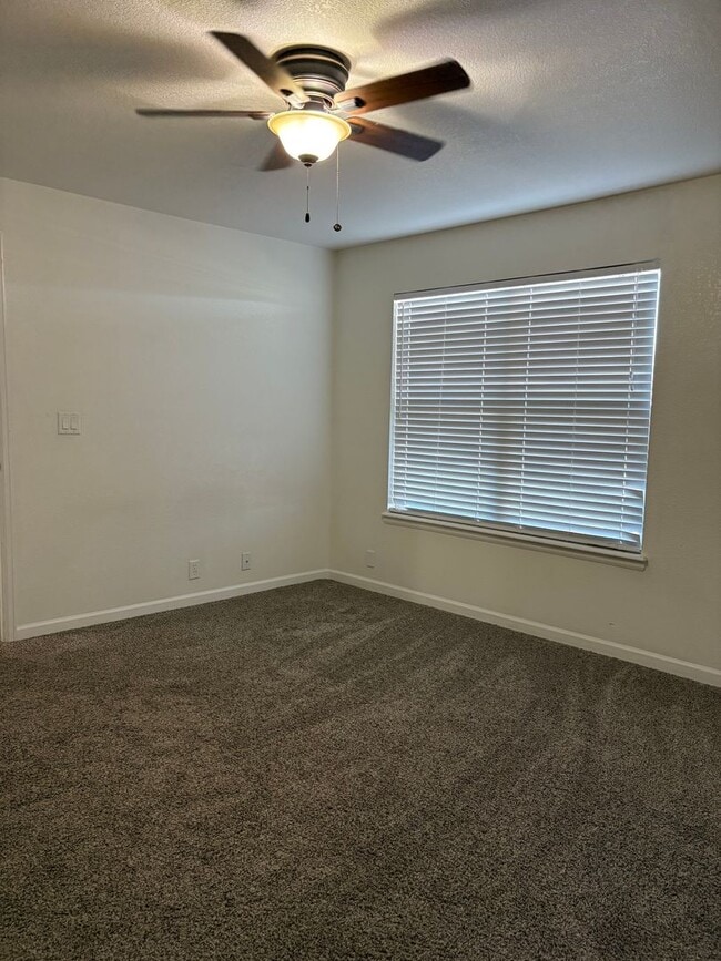 Building Photo - 2 Bedroom 1 Bath Lower Level Unit in Villa...