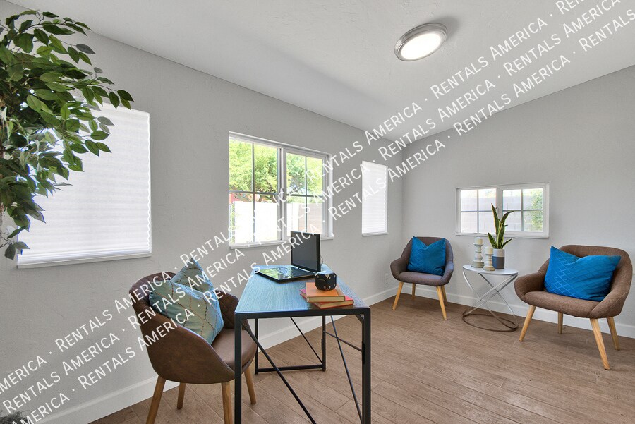 Building Photo - 3213 S Albert Ave