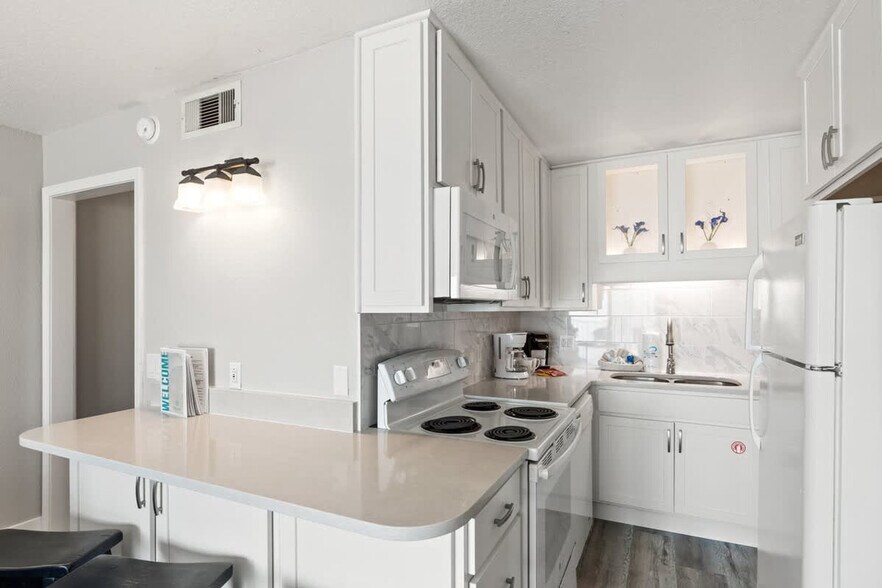 Building Photo - 8743 Thomas Dr