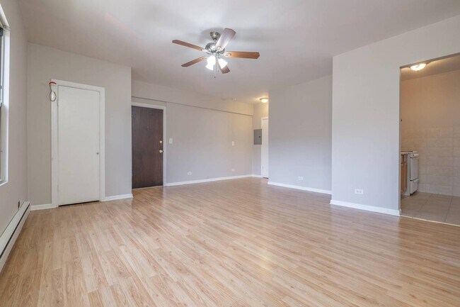 Building Photo - 5511 N Kenmore Ave