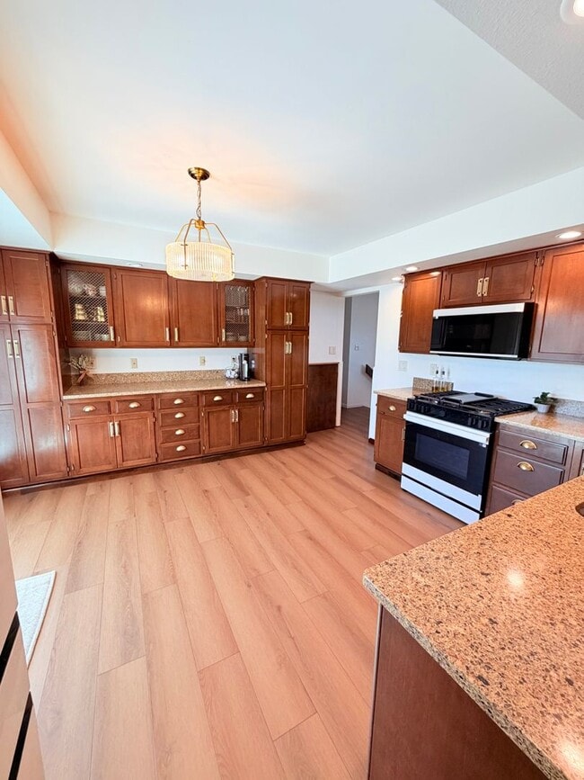 Building Photo - Beautiful Spacious Fox Farm Home