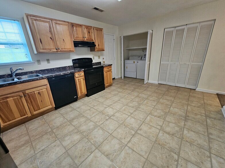 Building Photo - 1413 Jennifer Dr