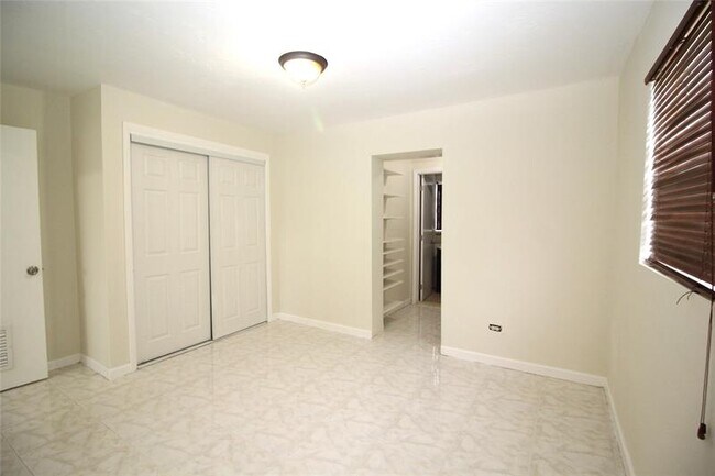 Building Photo - 3910 SW 61st Ave