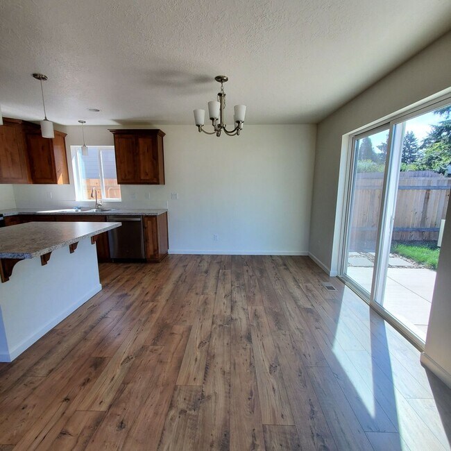 Building Photo - Dog Friendly 3bed : 2.5 bath home w/ Garage