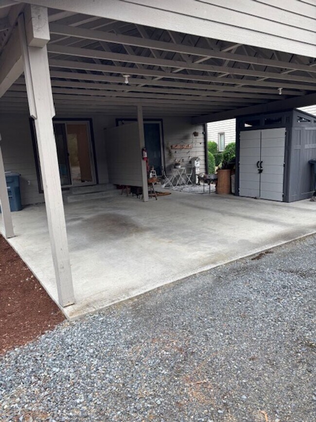 Building Photo - Ackerman 216