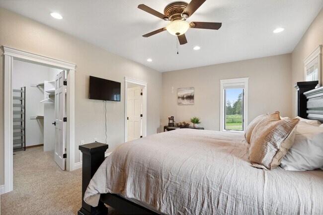 Building Photo - 5-bedroom, 3-bathroom furnished home in Kalispell, Montana!