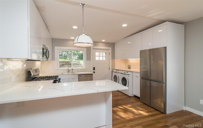 Building Photo - 86 Main St