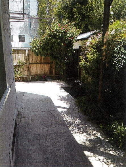 Building Photo - 1423 Cabrillo Ave