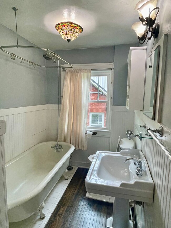 Building Photo - Beautiful Historic Kenilworth 3 bed, 1.5 b...