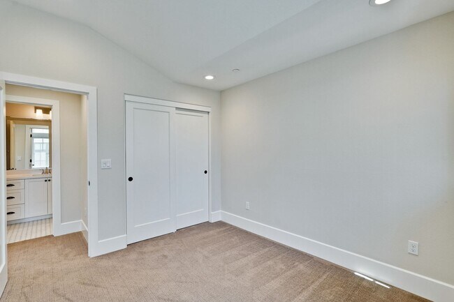 Building Photo - Modern Living in the Heart of Downtown Cam...