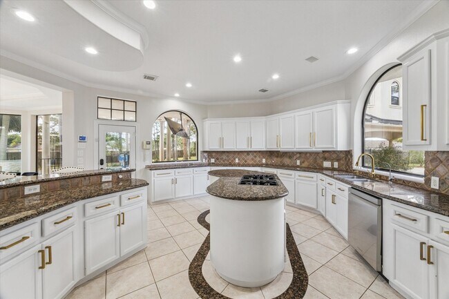 Building Photo - 600 Royal Oaks Dr