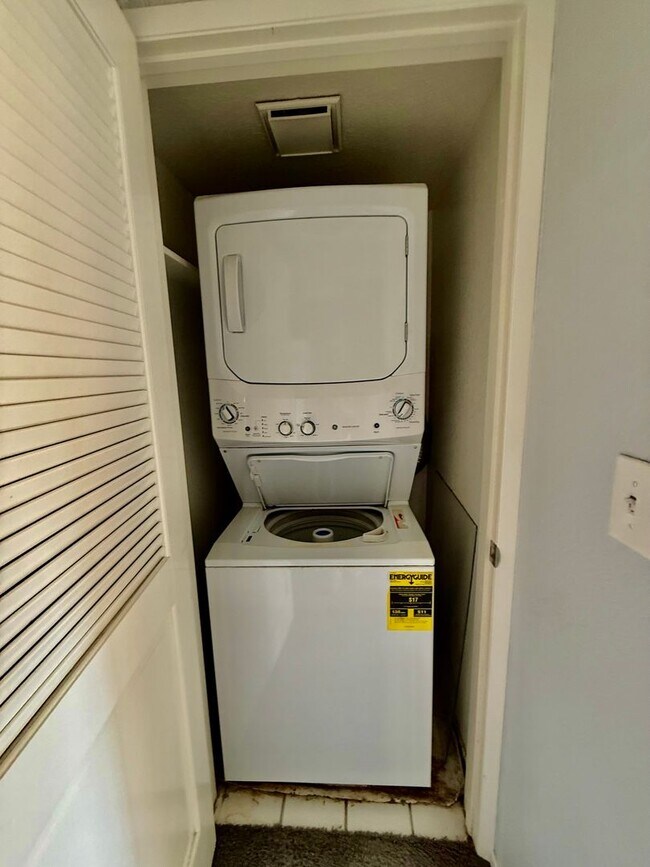 Building Photo - great condo in roseville available now