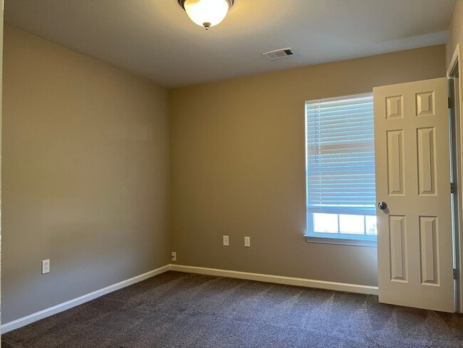 Building Photo - 319 Autumn Dr