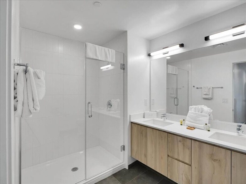 Building Photo - 817 N 6th St