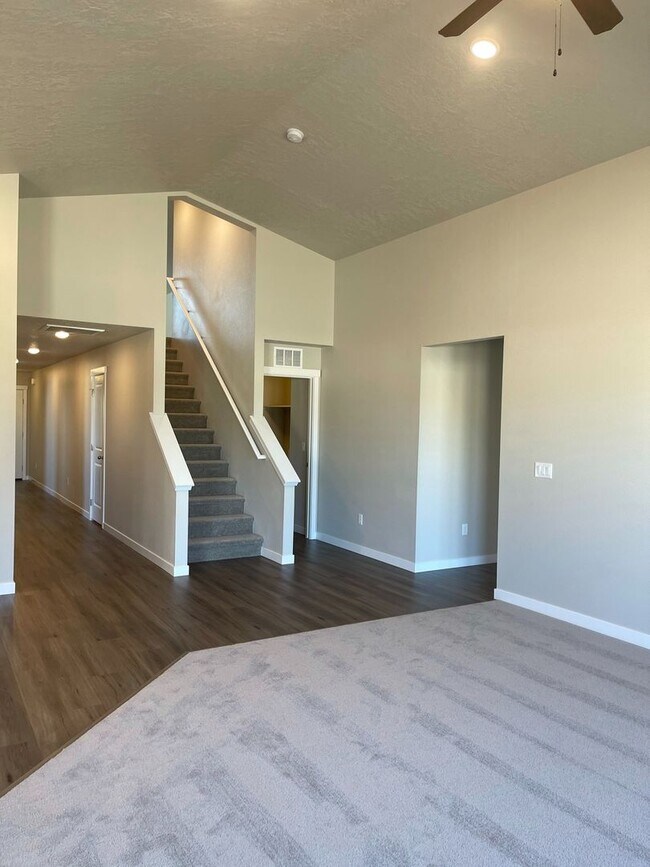 Building Photo - 4 bedroom 2 bath large loft area upstairs / All bedrooms downstairs