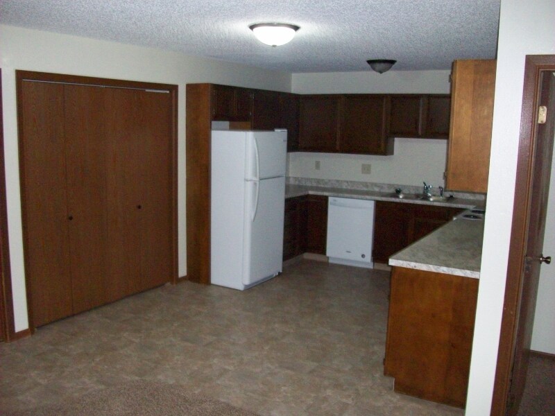 Building Photo - 2208 E Divide Ave