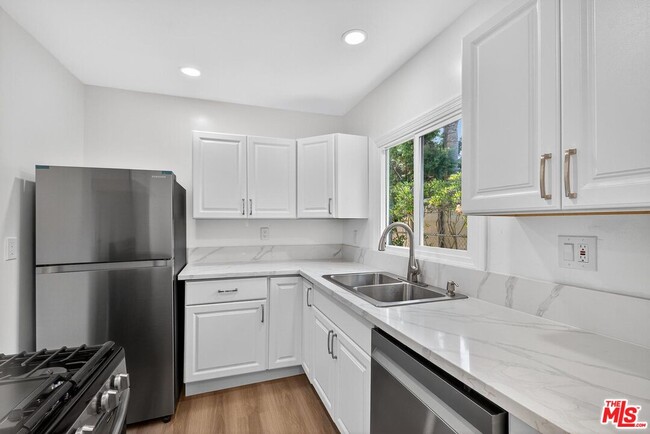 Building Photo - 546 San Juan Ave