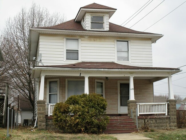 Building Photo - 618 W 1st St