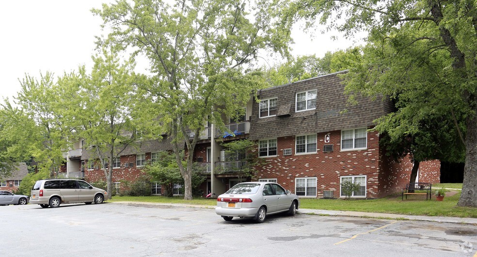 Primary Photo - Colonial Hills Apartments