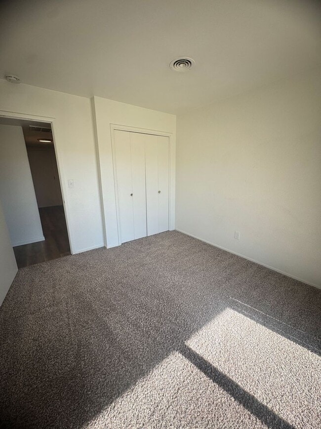 Building Photo - 2 Bedroom, 1 Bath with Garage near Hospital.