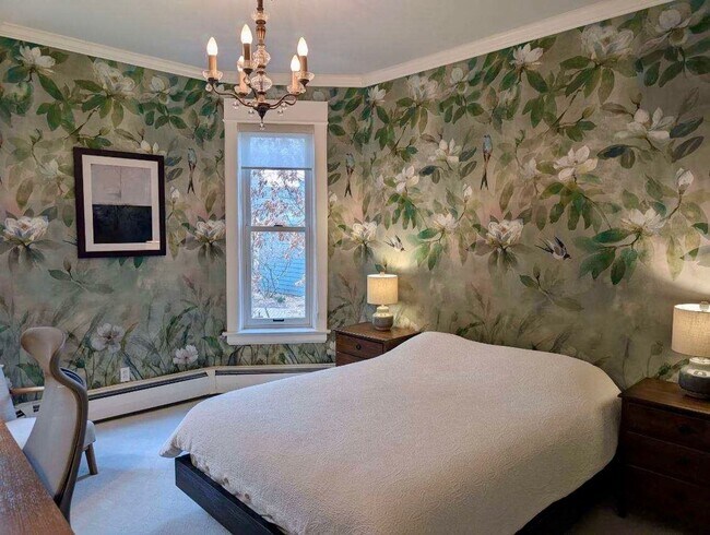 Building Photo - Stunning 3 bedroom main floor unit in prime Saint Paul location.