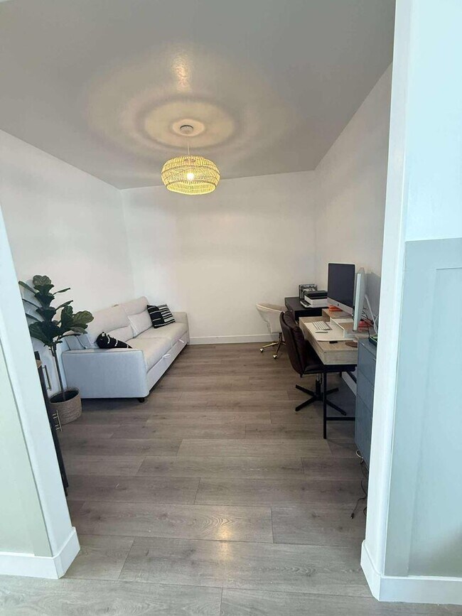 Building Photo - Spacious 4-Bedroom Home for Rent – Prime Location!