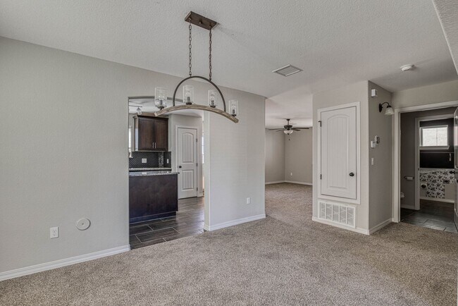 Building Photo - Beautiful East side House with 3 beds-2.5 ...