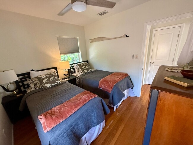 Building Photo - Adorable OLD NE garage 1/1 apartment - FUL...