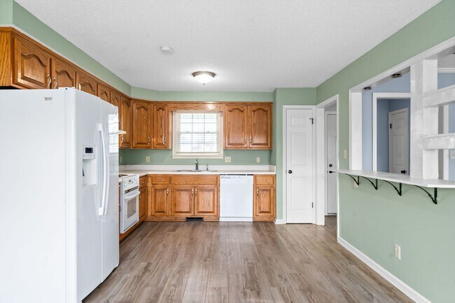 Building Photo - Pet Friendly Three Bedroom!