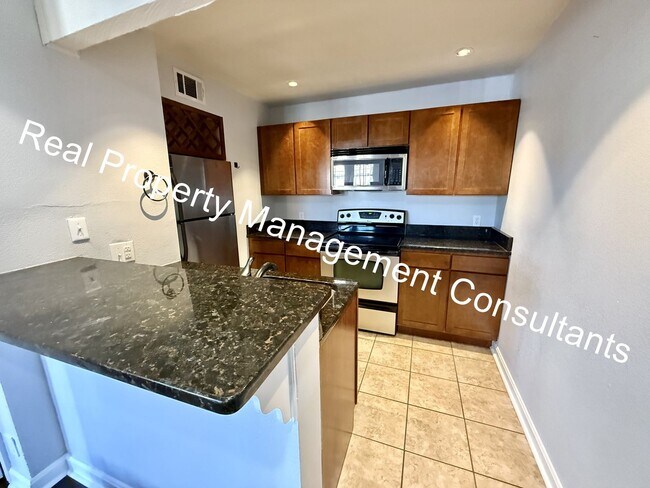 Building Photo - 2 Bed 2 Bath West Plaza Urban Oasis