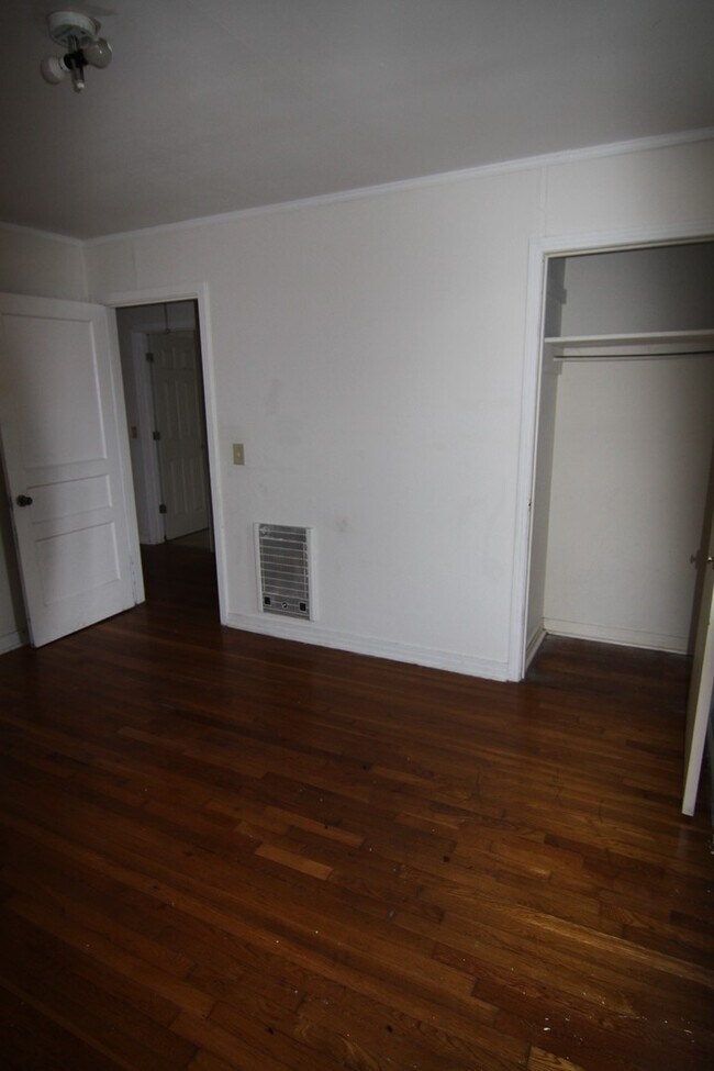 Building Photo - 2 Bedroom Home For Rent Near APSU!