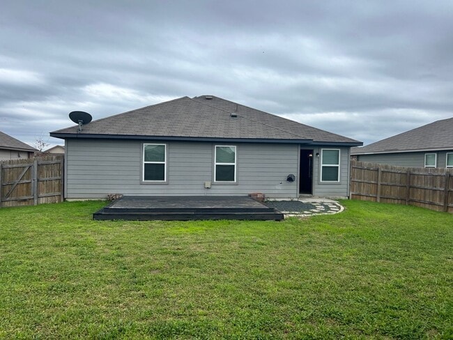 Building Photo - Great Home In The Meadows